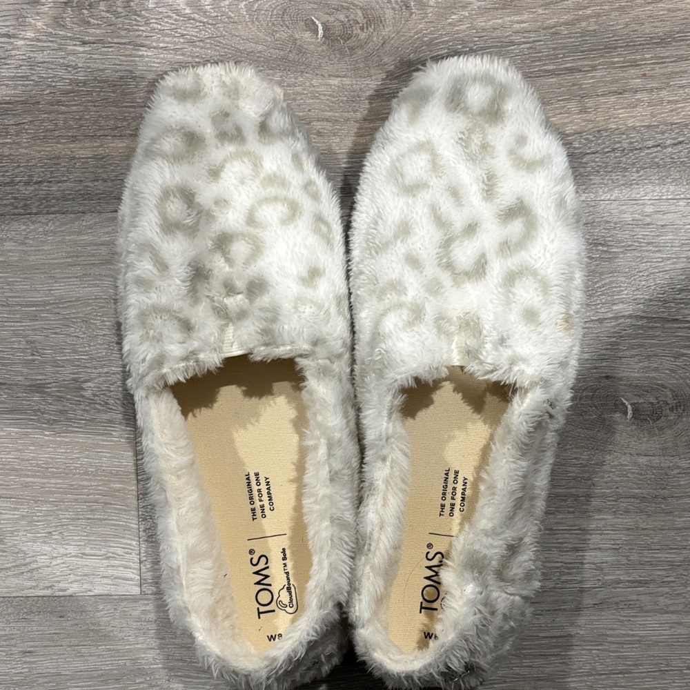 TOMS Women's Cream Furry Slippers